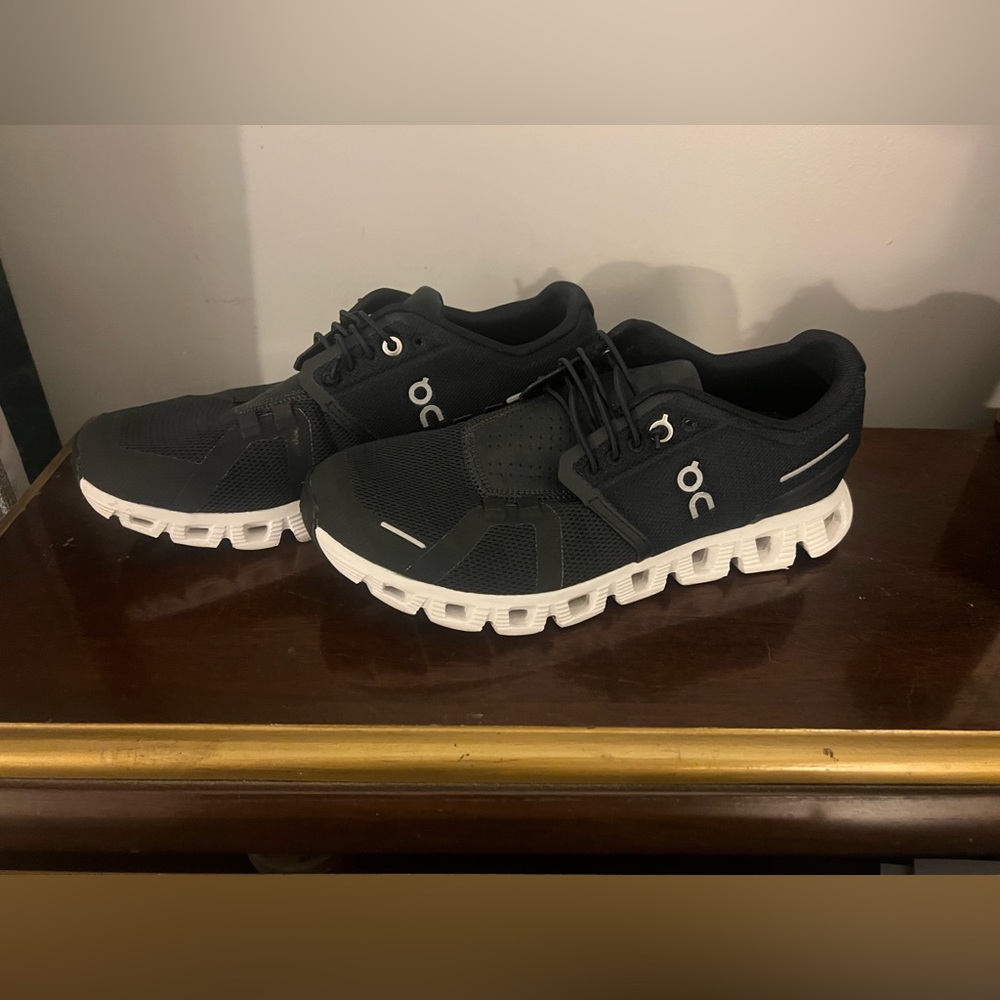 On cloud women sneakers size 7.5
